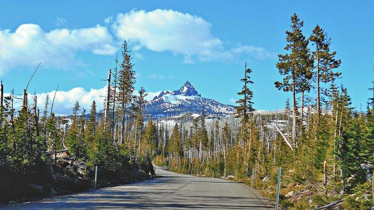 Escena montañosa cerca de Santiam Pass