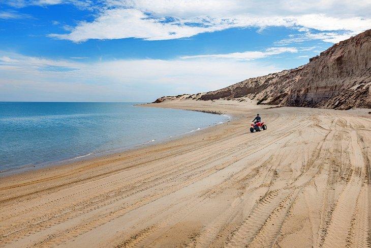 ATV an einem Strand des Golfs von Cortez