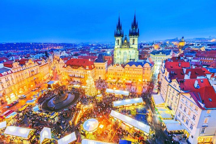 Vista aérea del mercado navideño en la Plaza de la Ciudad Vieja de Praga