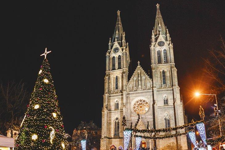 Mercado navideño en la Plaza Náměstí Míru con la Iglesia de San Ludmila detrás