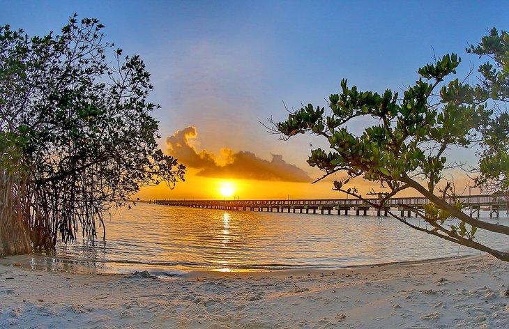 Amanecer en Indian River Park en Jensen Beach, Florida