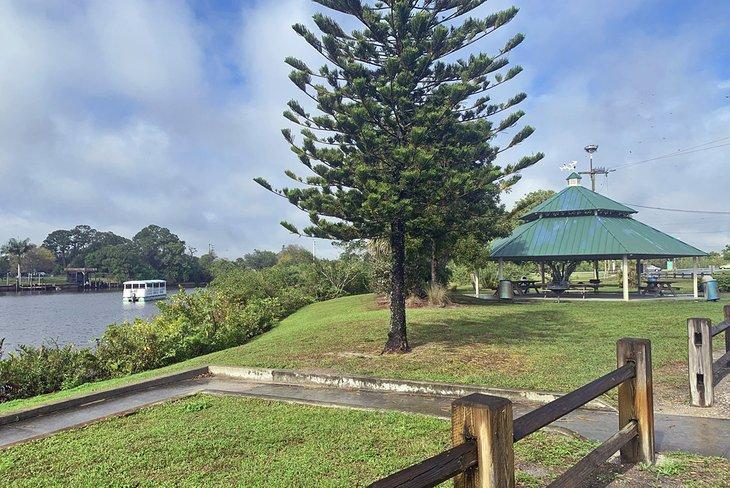 Un pabellón de picnic en River Park Marina