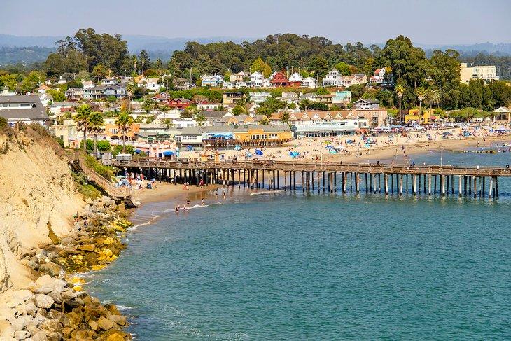 Vista de la playa y el muelle en Capitola