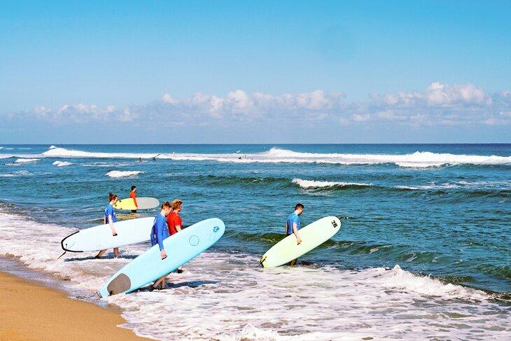 Teenager beim Surfen in Hawaii