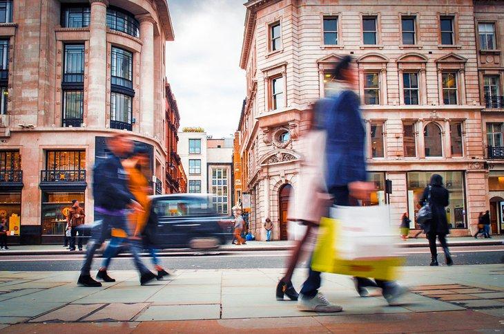 Compradores en Regent Street, Londres