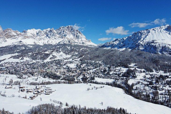 Blick über die Stadt Cortina d'Ampezzo in den Dolomiten