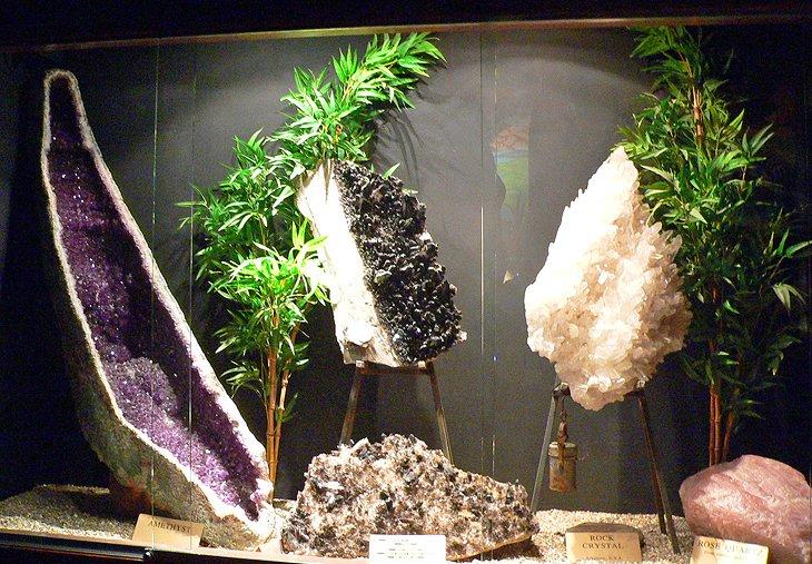 Treasures of the Earth Museum | <a target="_blank" class="cc16_b" rel="nofollow noopener noreferrer" href="https://www.flickr.com/photos/jeremyoak30g/">Jeremy Oakley</a> / Foto bearbeitet