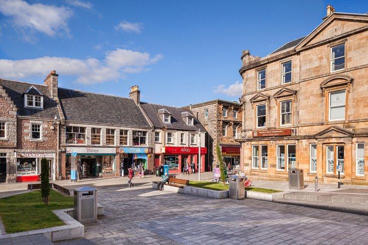 Cameron Square | travellight / Shutterstock.com