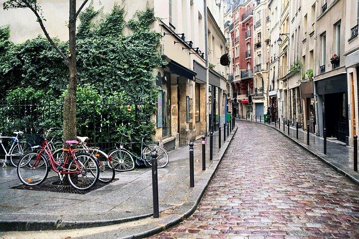 Narrow street in the Latin Quarter