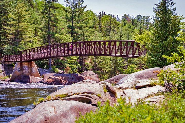 Un puente de hierro en Onaping falls