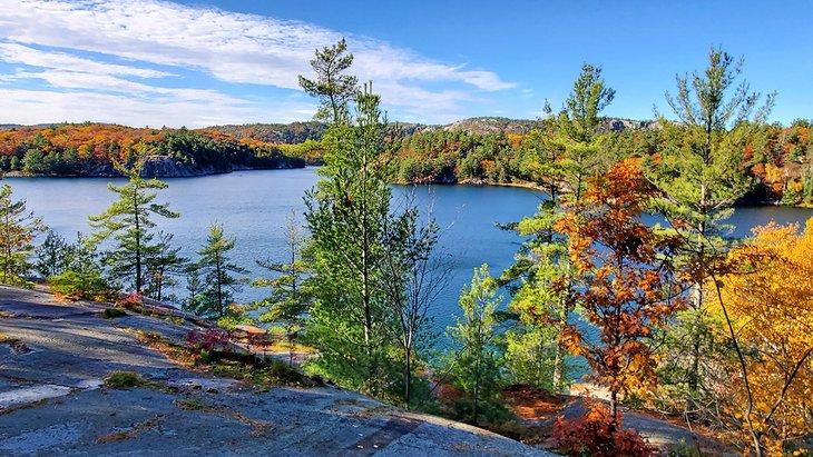 Vista sobre el Lago George en el Parque Provincial Killarney
