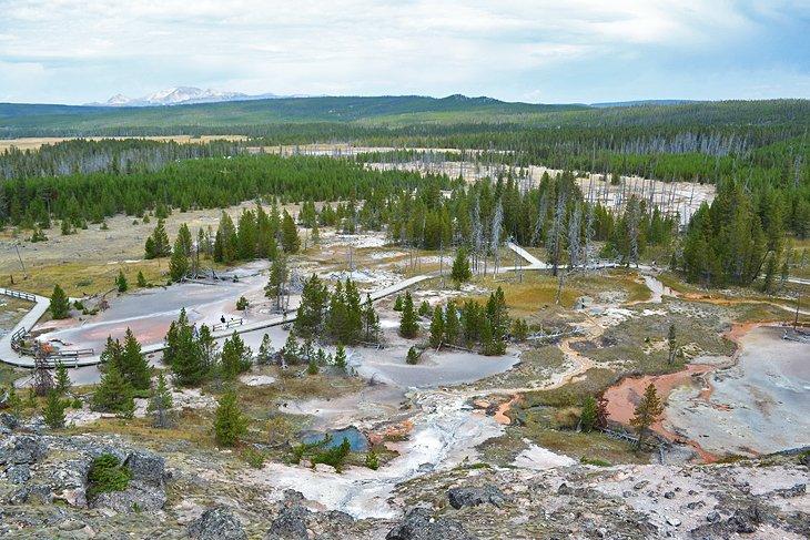 Las fuentes de pintura de Lower Geyser Basin cerca del Campamento Madison