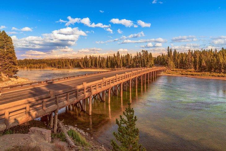 Puente de Pesca histórico cerca del Parque de vehículos recreativos de Fishing Bridge