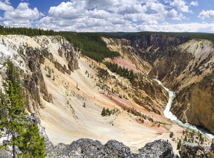 Vista sobre el Gran Cañón del Río Yellowstone cerca del Campamento Canyon