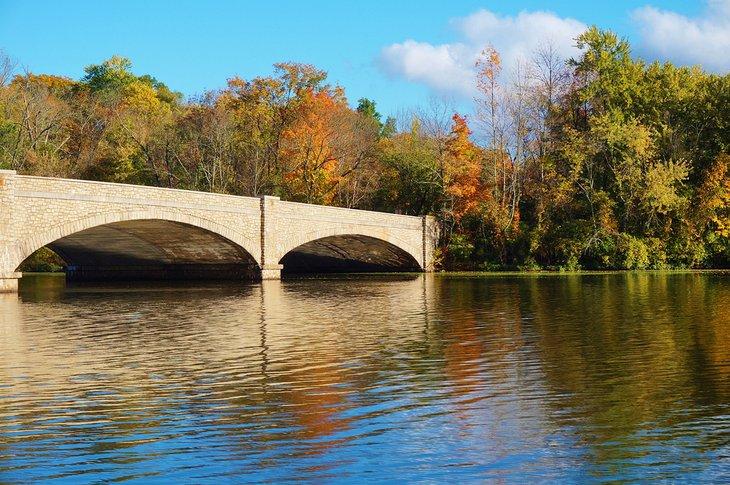 Puente Washington sobre el Lago Carnegie en Princeton, Nueva Jersey