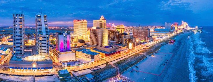 Vista aérea del Boardwalk de Atlantic City al anochecer