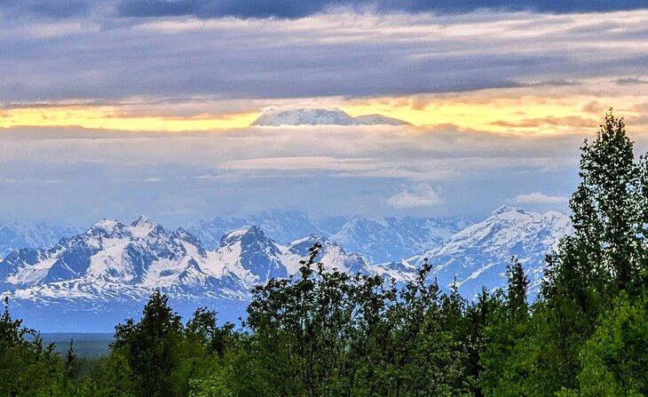 Mt. Denali blitzt durch die Wolken