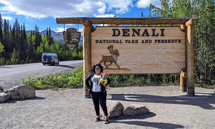 Becca und Poppy am Denali Nationalpark- und Naturschutz-Schild