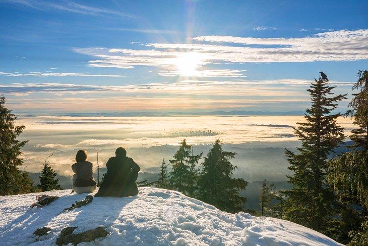 Wanderer genießen die atemberaubende Aussicht vom Gipfel des Dog Mountain