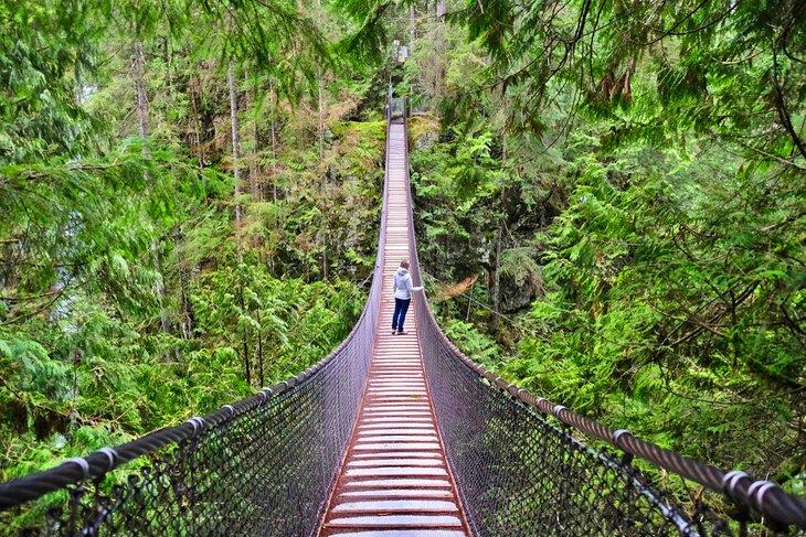 Frau wandert über die Lynn Canyon Hängebrücke