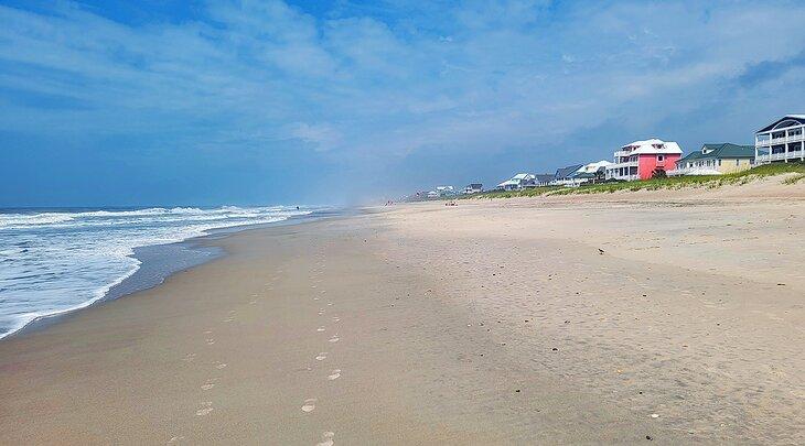 Casas a lo largo de la playa de Emerald Isle