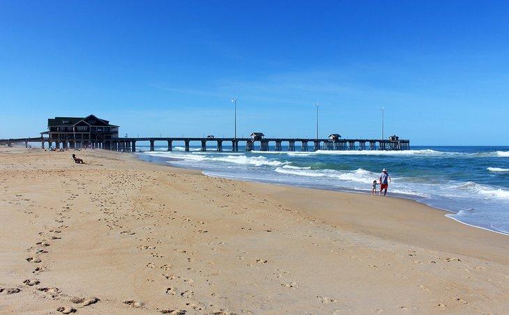 La playa cerca del muelle de Jennette en Nags Head