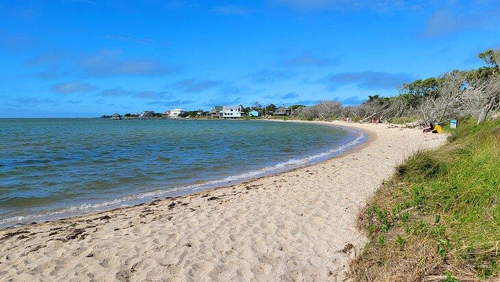La playa en la reserva natural de Springer's Point cerca del faro de Ocracoke