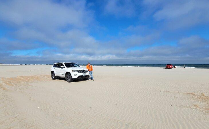 El autor Michael Law con un vehículo en la playa de Ocracoke
