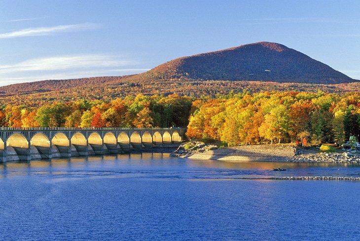 Couleurs d'automne le long du réservoir Ashokan