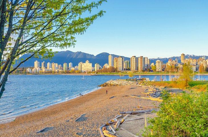 Plage Kitsilano avec vues sur le centre-ville de Vancouver
