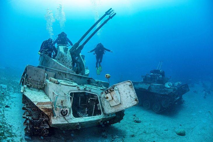 Taucher über Panzern in Aqaba