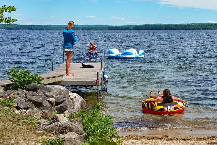 Amusement estival sur le lac Sebago