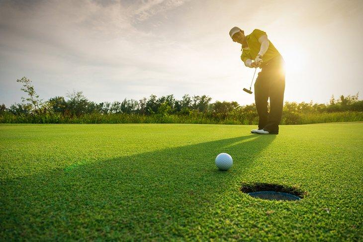 Golfeur en fin d'après-midi