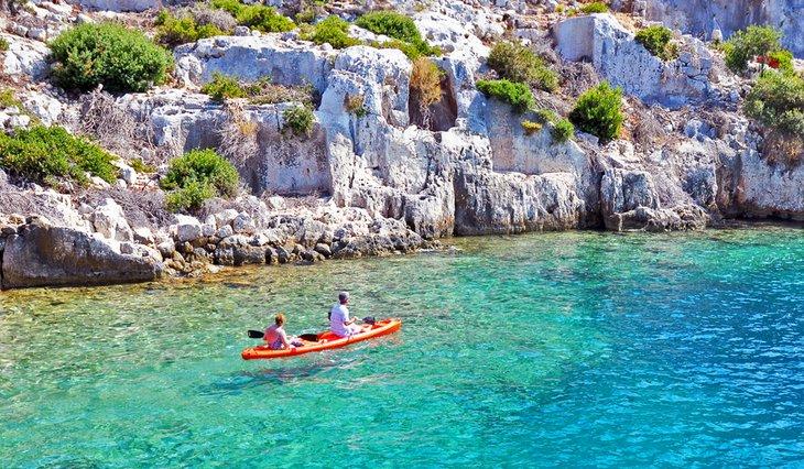 Kayak a lo largo de la costa de la isla Kekova