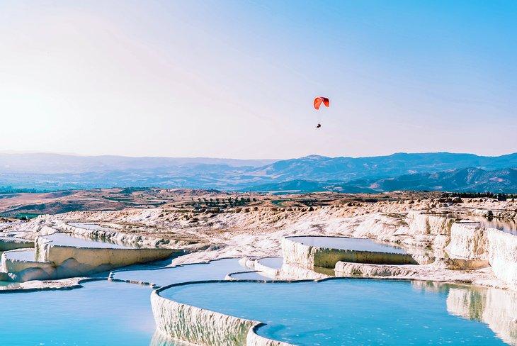 Parapente sobre las terrazas de Pamukkale