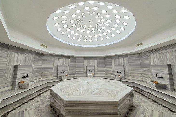 Interior de hammam revestido de mármol