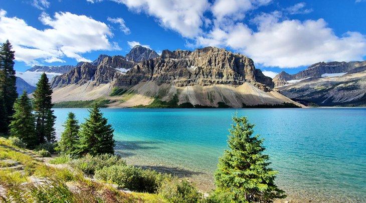 Bow Lake auf dem Icefields Parkway im Banff-Nationalpark