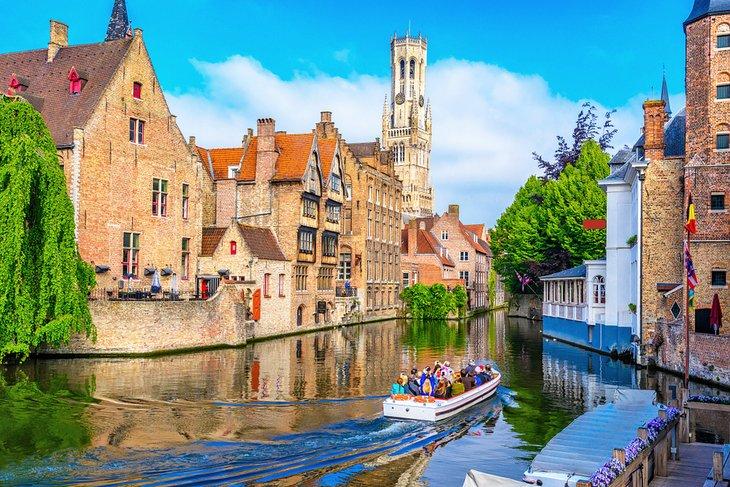 Canal dans le centre historique de Bruges