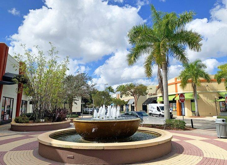 Une fontaine améliore l'ambiance au Promenade Coconut Creek