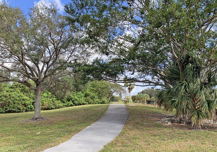 Des sentiers de promenade, des balades à poney et du disc golf sont proposés au Tradewinds Park