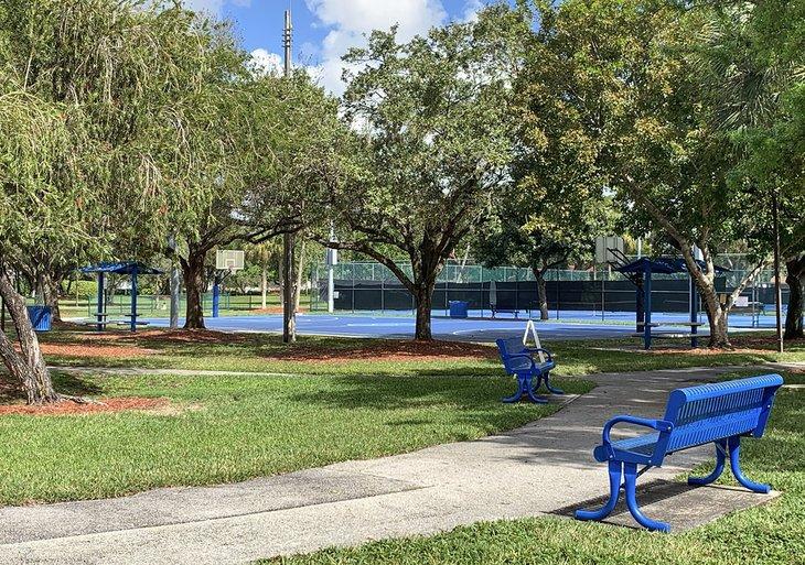 Bancs et courts de tennis au Centre Naturel de Winston Park