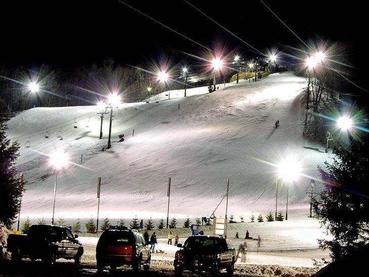 Ski resort Crystal Mountain lors d'une froide nuit d'hiver