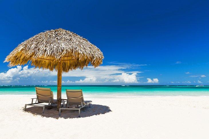 Sillas de playa en una hermosa playa en Punta Cana