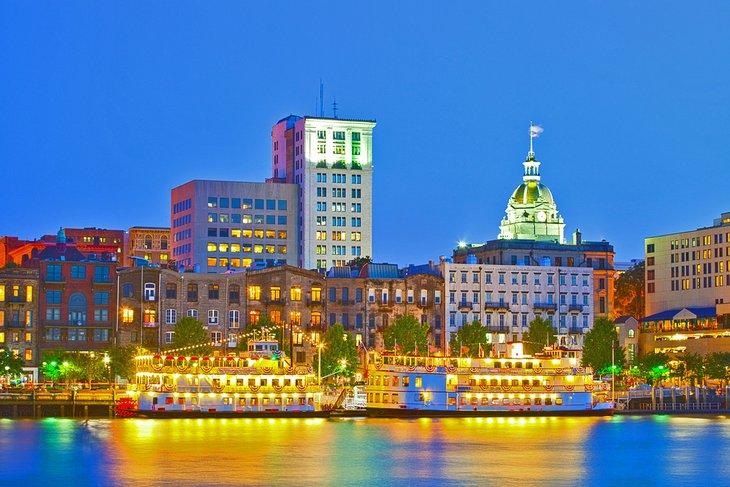 Ribera y horizonte en Savannah, Georgia
