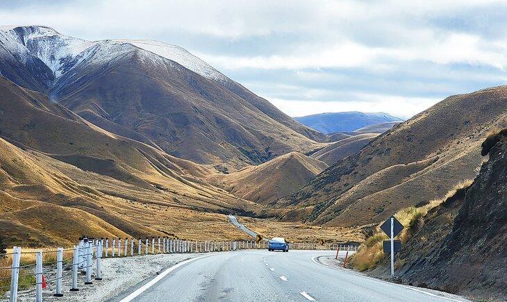 Camino a través de las montañas entre Christchurch y Queenstown