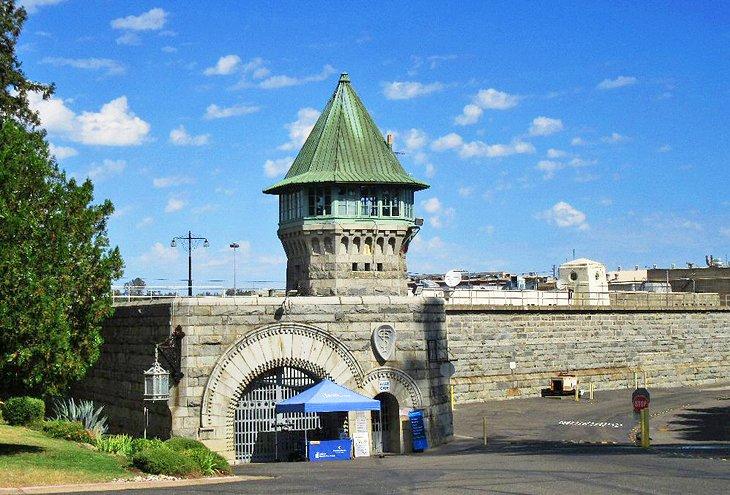 Porte de la prison de Folsom adjacente au Musée de la prison de Folsom