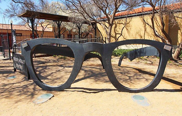 Centro Buddy Holly, Estatua y Paseo de la Fama de Texas Occidental