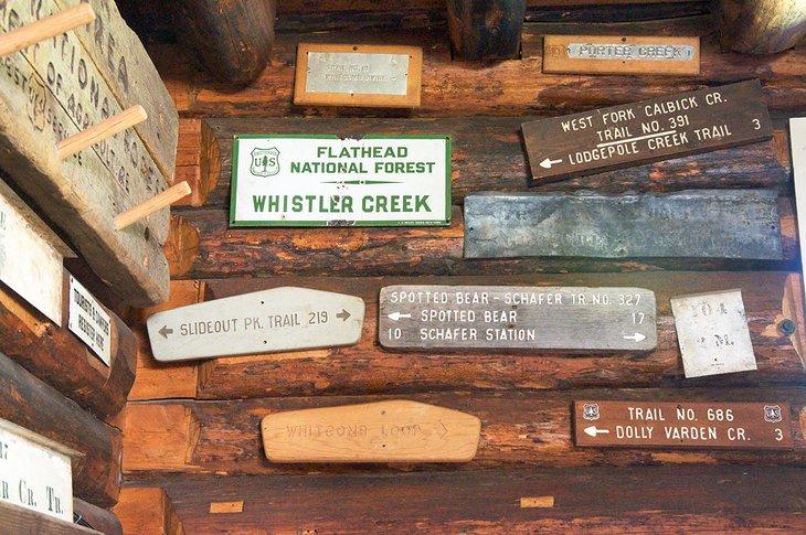 Señales vintage del servicio forestal en el Bosque Nacional Flathead