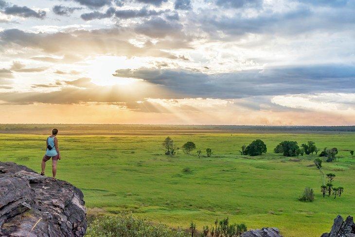 Randonneur au belvédère Nadab durant le coucher de soleil, Ubirr Walk, parc national de Kakadu