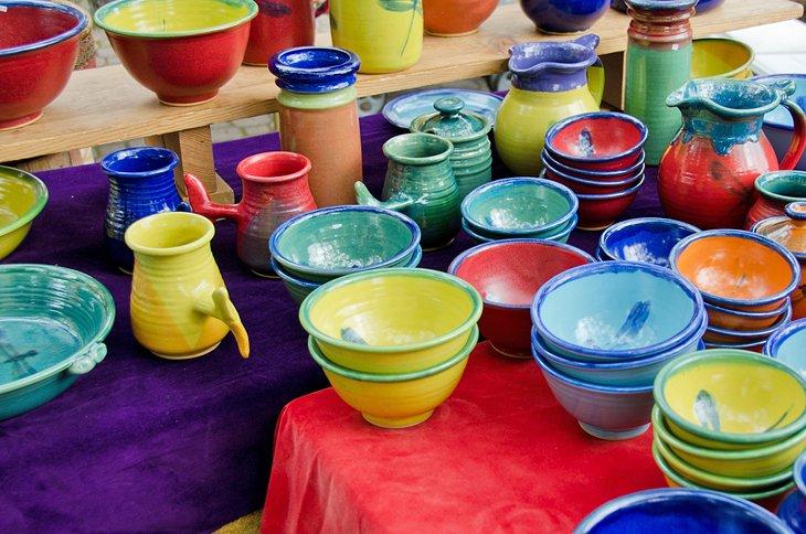 Articles de poterie colorée à vendre